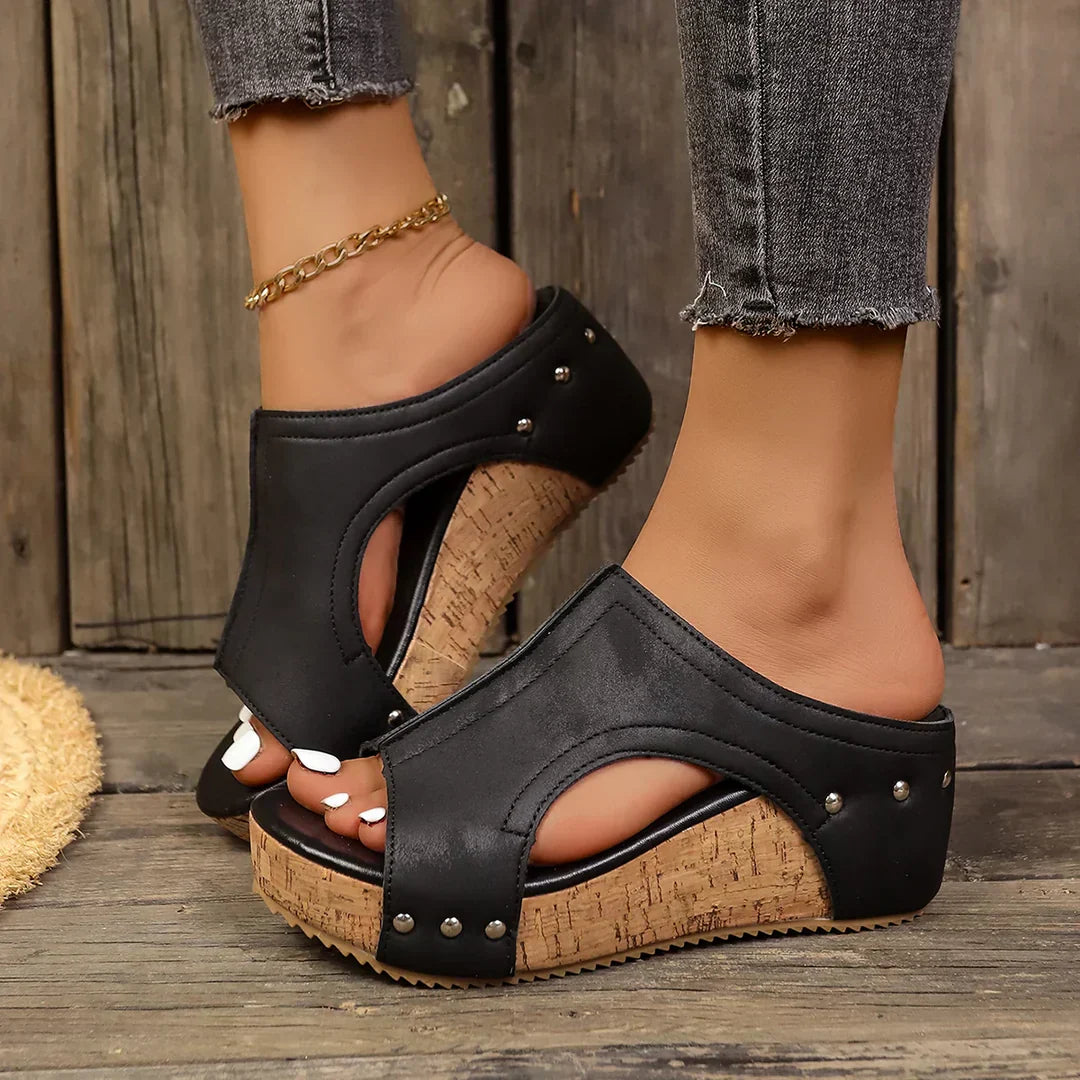 Victoria |Stud Wedges